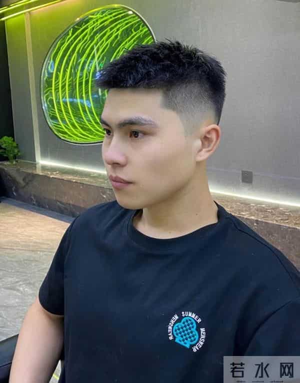 男生“两边剃光”发型真的很帅！秋冬就剪这3款，尽显潮男范儿！