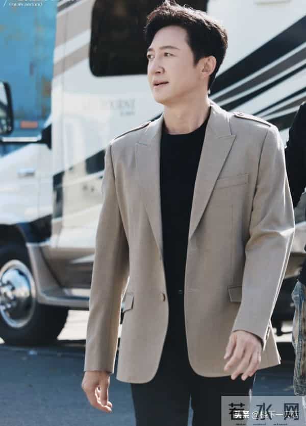 王阳新剧杀青 黑背心配大衣 胸肌发达 肌肉线条流畅 47岁像27岁帅小伙