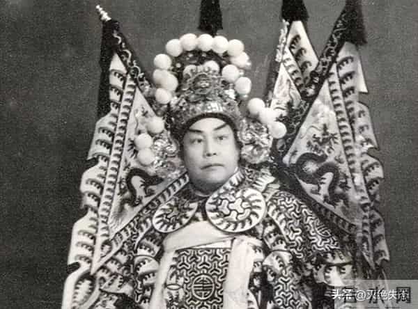 她是上海首席名媛，和戏子私奔生下6个孩子，如今个个是她骄傲