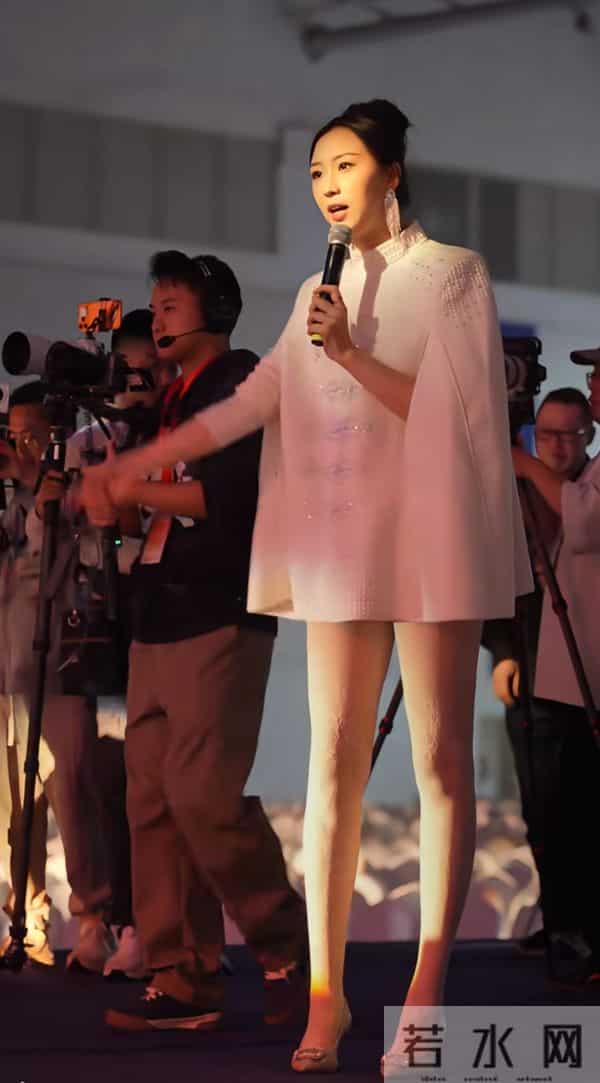 白色蕾丝丝袜普通人根本驾驭不了 也就小姐姐这样的美腿能穿成女神