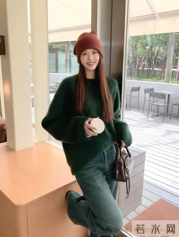 “碧玺绿毛衣+半裙”，太美太温柔了！