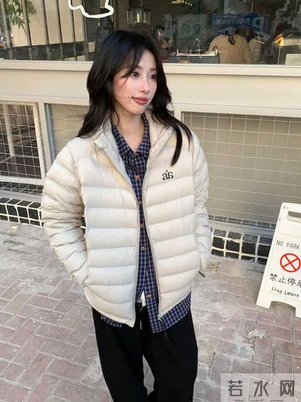 暖冬来袭！郑州服装市场排骨羽绒服走俏，充绒量低仍卖断货