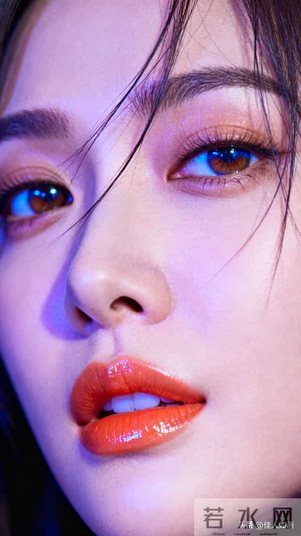 霓虹里的微醺眼波