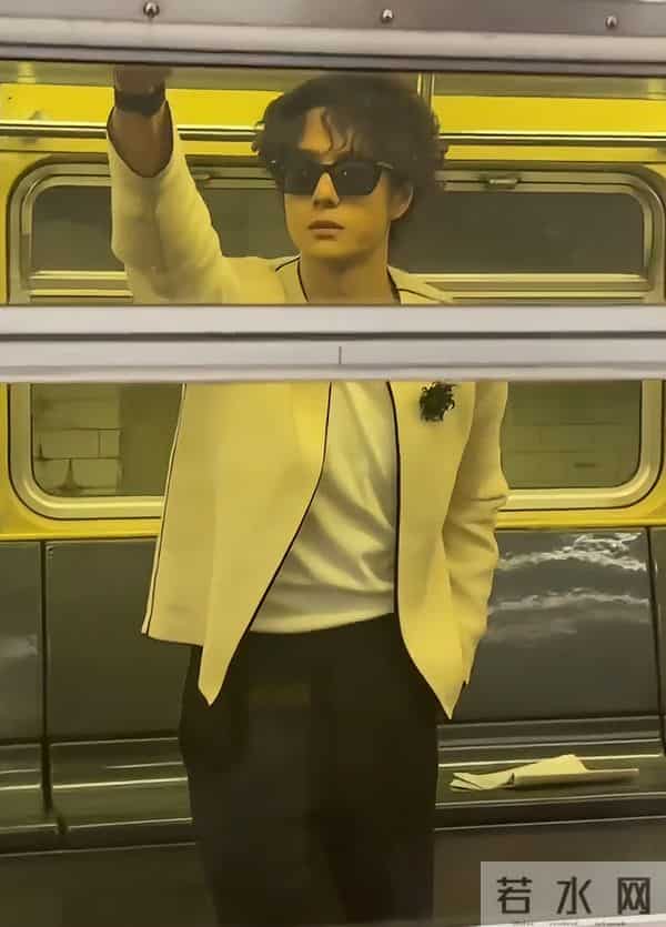 纽约大秀：王一博留大妈头，辛芷蕾国际范足，权志龙狗啃刘海辣眼