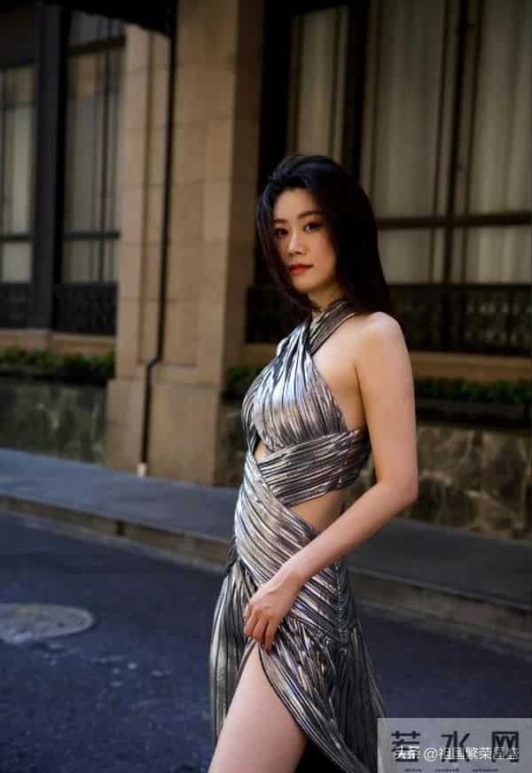 高开叉露背长裙好美