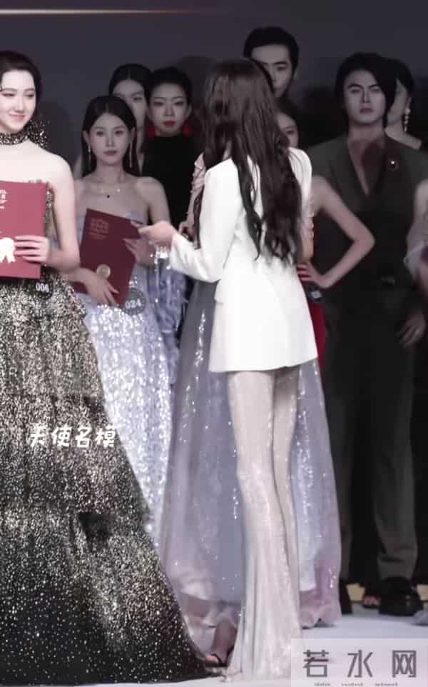 颁奖的比中奖的更美，徐敏也是风韵犹存的，身材一点不比超模差