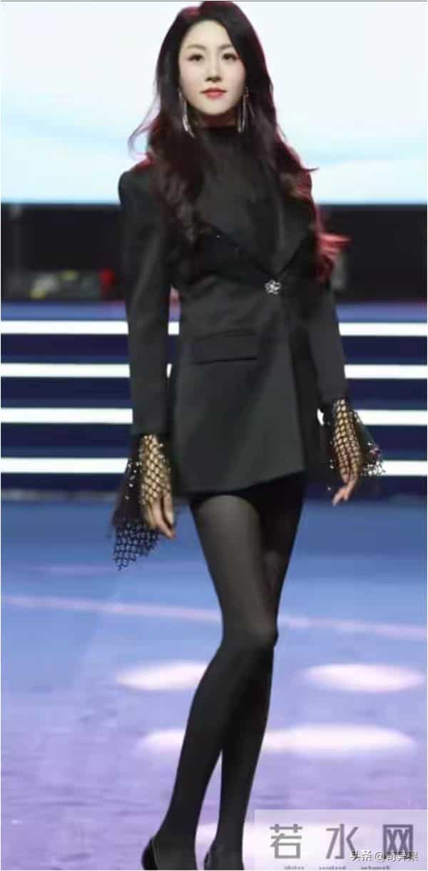 超模导师一徐敏，这颜值身材确实好出众，人间龙物，长相太高级了