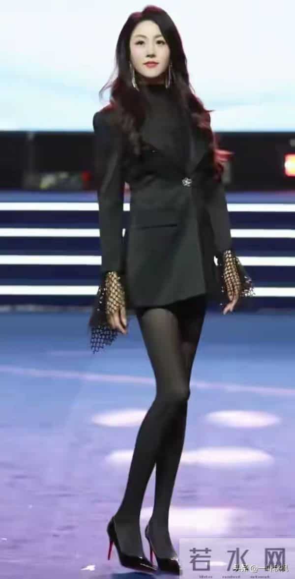 裁判比模特还要漂亮，身材简直无敌了身材火辣，气质优雅迷人！