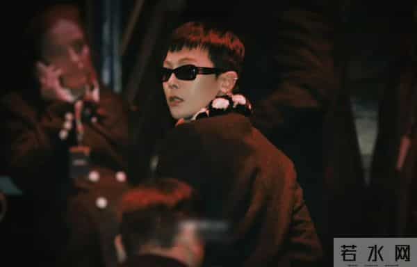 纽约大秀：王一博留大妈头，辛芷蕾国际范足，权志龙狗啃刘海辣眼