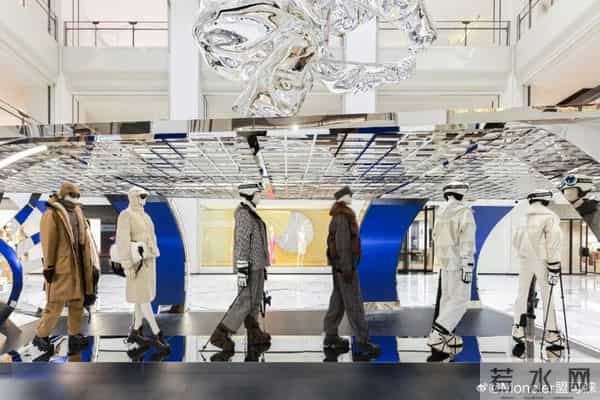 中产最爱的羽绒服，忽然卖不动了？