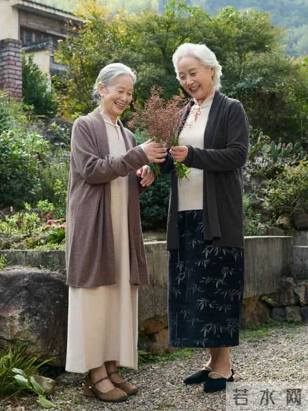 这才是60+女人的打扮，不浮夸不装嫩，以简约的装扮穿出优雅气质