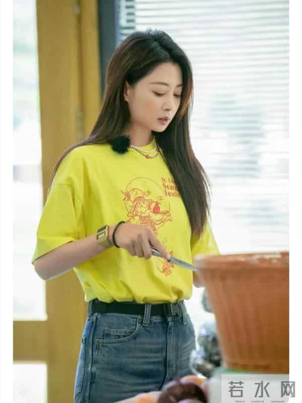 46岁殷桃又在穿搭上做减法，牛仔裙+帽子+长卷发，高级感轻而易举