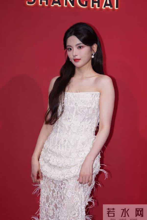 杨颖、杨超越和胡连馨同框亮相上海时装周，新中式穿搭成为新潮流