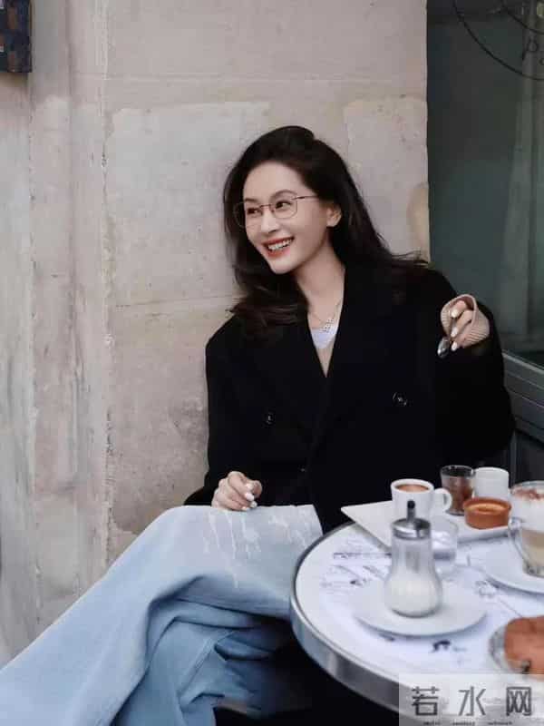 王子文真是小个子穿搭标杆！黑色大衣驼色针织衫牛仔裤时髦显高！