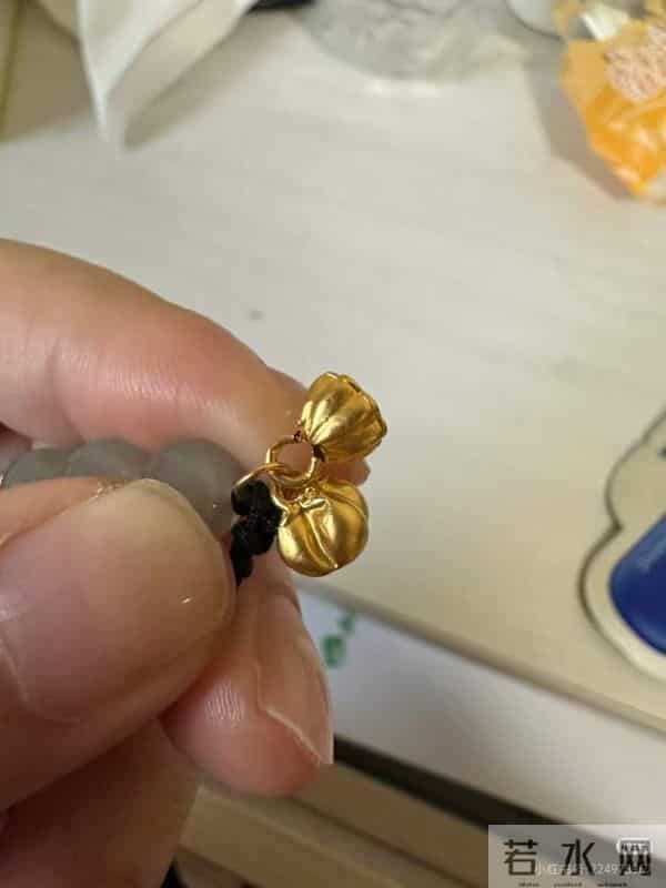 空心又显大，5万元内置办华丽“五金”！品牌金价超1300元-克，5D硬金首饰成结婚“香饽饽”