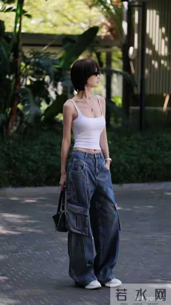 蒋菲菲穿白色小吊带牛仔裤洋气时髦，姐姐的腰真是“夺命”的刀!