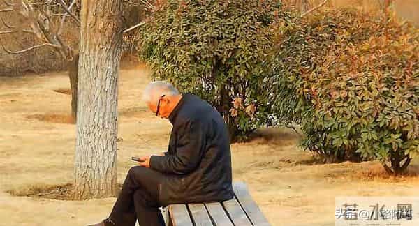 退休陪伴母亲生活三年，才明白一个道理：人到晚年，亲情早已稀薄