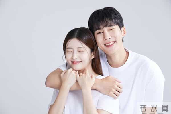 婚礼还有2天，男方爷爷去世。女方怀有4个月身孕，男方说延期一年