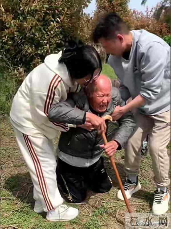 孙媳妇半夜给93岁爷爷换尿不湿,爷爷说要抱抱,孙媳妇:习以为常