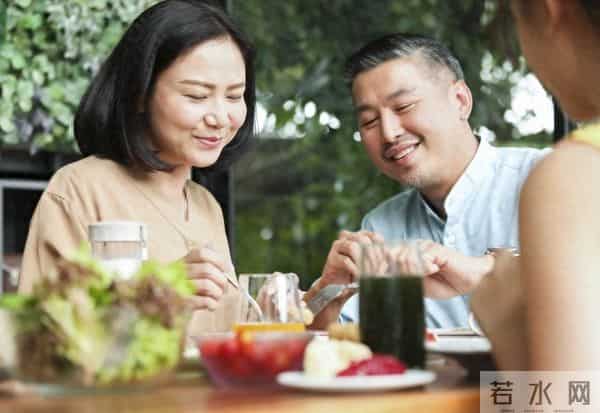 一个中年女人不动声色的背后,有一地碎渣,无半分解药