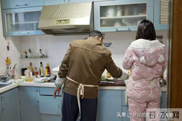 当了10年公公，我悟透5个理：不管儿媳亲不亲，晚年活得不憋屈