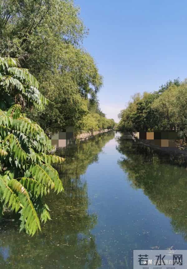 伤心女子把金手镯丢河里男子不顾寒冷捞起手镯，以为发财结果失望