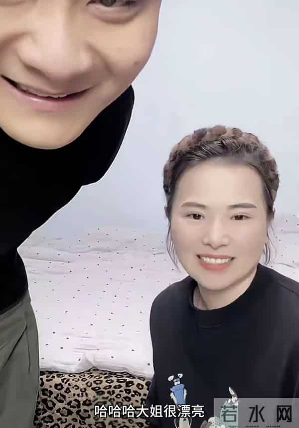 南京双胞胎哥哥在姐姐家直播 养家姐姐出镜,透露与弟弟的聊天记录