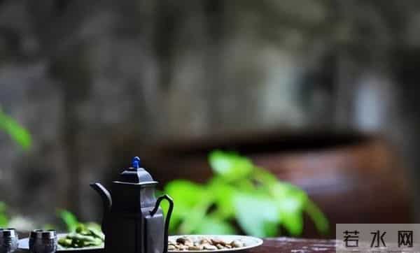 对家人不耐烦、态度差,对外人客客气气,暴露了一个人的性格缺陷