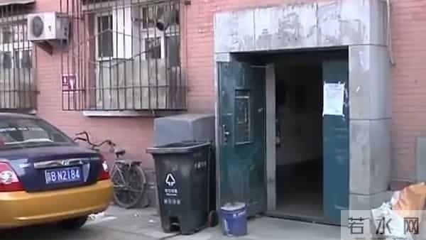 和父母同睡18年，男子内心产生阴影，他做出了一个惊人的举动