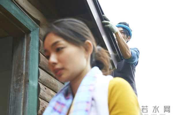 一个中年女人不动声色的背后,有一地碎渣,无半分解药