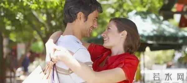 男人可以抱女人睡，但别抱希望，可以亲女人嘴，但别信女人那张嘴