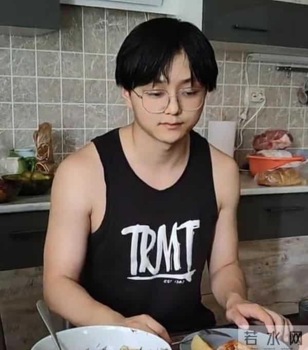 沈阳留学生爱上乌克兰美女，每天被女友亲上百次，睡个懒觉都不成