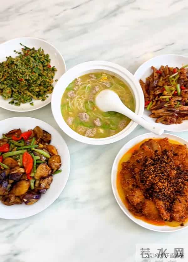 红姐只考虑自己，看周阿姨这样做就知道，难怪小凤和老爹会夸她