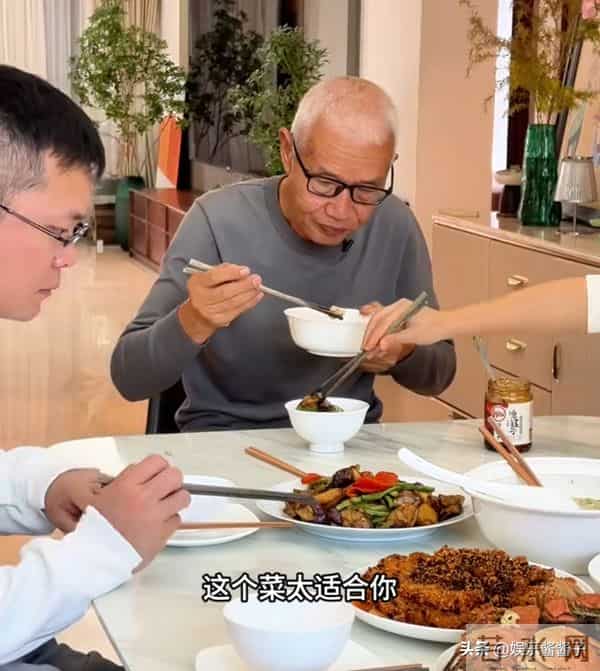 红姐只考虑自己，看周阿姨这样做就知道，难怪小凤和老爹会夸她