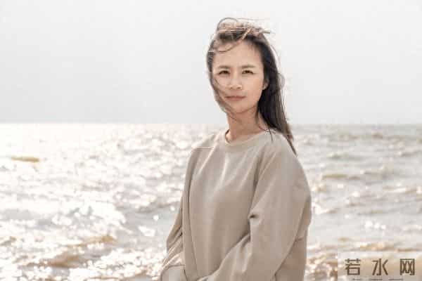 99%的男人不懂，女人一旦动了情，最先失控不是嘴，而是这3个暗示