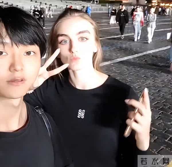 沈阳留学生爱上乌克兰美女，每天被女友亲上百次，睡个懒觉都不成