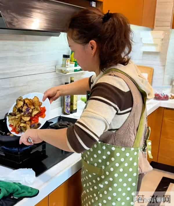 红姐只考虑自己，看周阿姨这样做就知道，难怪小凤和老爹会夸她