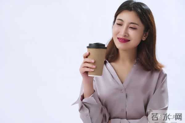 两性揭秘：中年女人之所以能迷住男人，是因为她身上有这个魅力