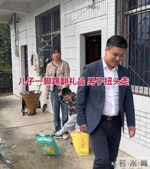 相亲现场女子踢翻礼物,男子果断离开,网友却说:他救了全家!