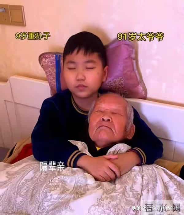 晨换尿不湿，爷爷要抱抱，孙媳妇淡然回应：亲情就是习以为常