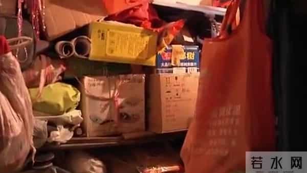 和父母同睡18年，男子内心产生阴影，他做出了一个惊人的举动