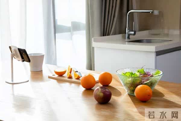 我每月退休金5300，舍不得买一罐奶粉，接了女儿一个电话我心凉了