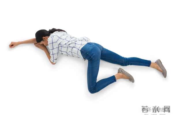 女人为买299元羽绒服给老公下跪,她的做法一点不值得同情