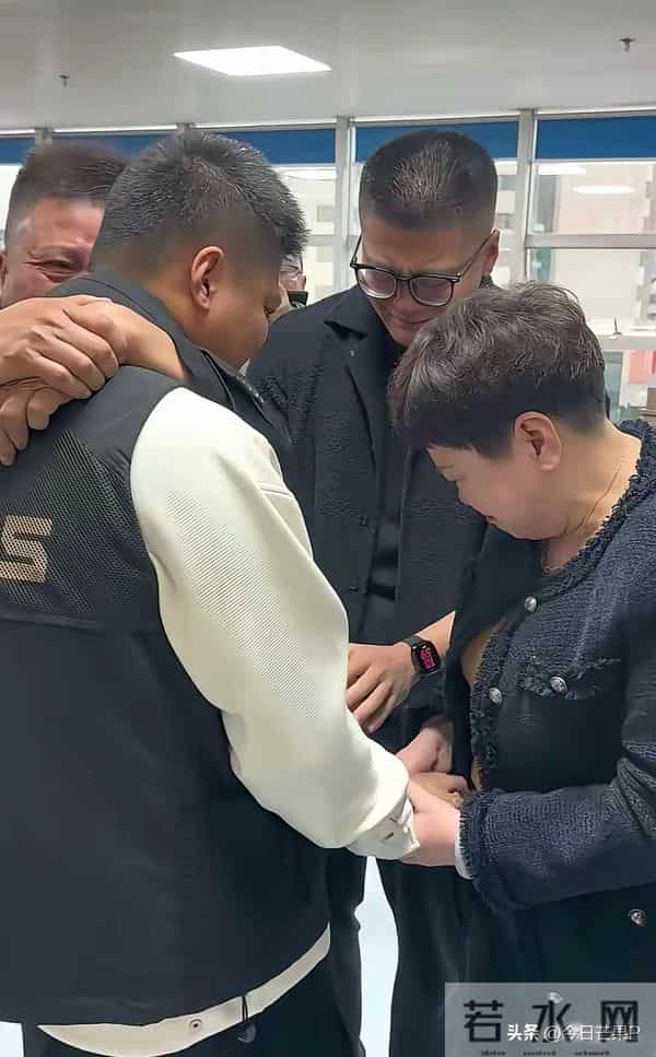 南京双胞胎弟弟大骂哥哥废物后,跑哥哥老家求和,最大的报应来了