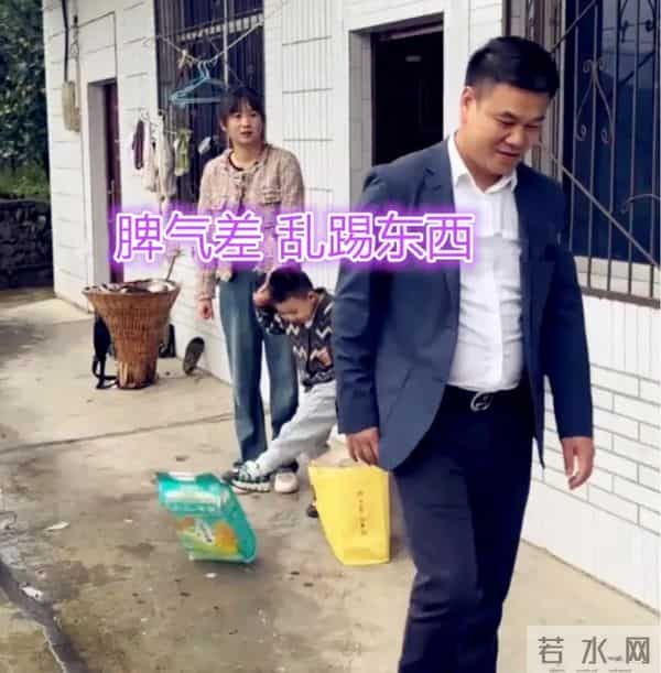 男子相亲，二婚女子4岁儿子一脚踢翻礼品，网友：男子一转身救3代