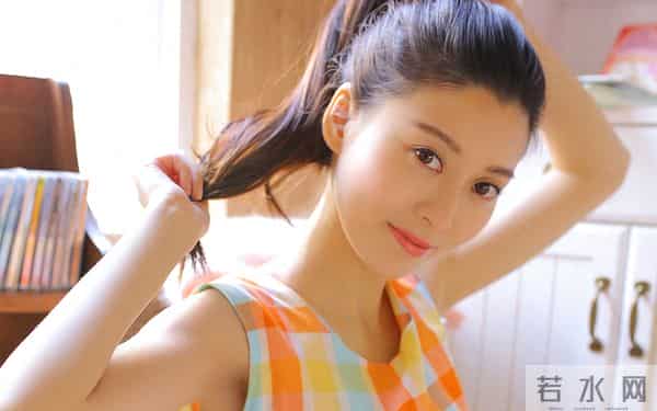 和丈夫离婚12年,我来到他老家出差,去看望他父母后顿时愣了