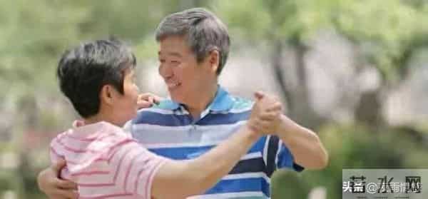 两性关系：女人只有遇到灵魂伴侣时，才有的6个表现，真的花开了