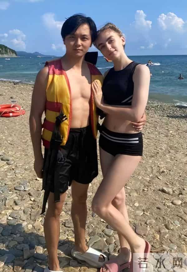 沈阳留学生爱上乌克兰美女，每天被女友亲上百次，睡个懒觉都不成