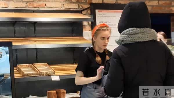 沈阳留学生爱上乌克兰美女，每天被女友亲上百次，睡个懒觉都不成