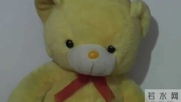 和父母同睡18年，男子内心产生阴影，他做出了一个惊人的举动